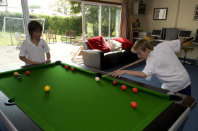 Студенты Sevenoaks School играют в бильярд