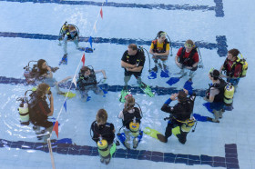 Студенты Sevenoaks School обучаются дайвингу в бассейне