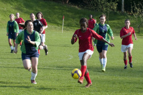 Студенты Sevenoaks School играют в футбол