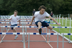 Студенты Sevenoaks School занимаются бегом