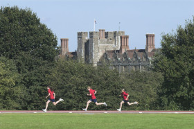 Студенты Sevenoaks School занимаются бегом