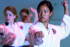 Студенты Roedean School занимаются карате