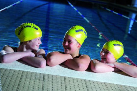 Студенты Roedean School в бассейне