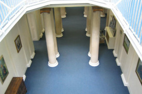 Холл в Mill Hill School