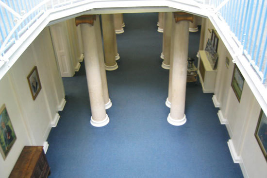 Холл в Mill Hill School