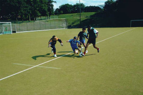 Студенты Mill Hill School играют в футбол