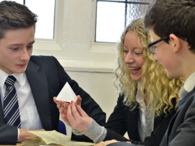 Студенты Leys School на занятиях