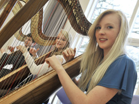 Студенты Leys School на занятиях музыкой