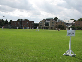 Студенты Leys School играют в бейсбол