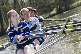 Студенты King’s School занимаются водной греблей