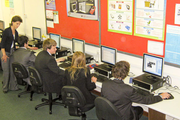 Студенты Kingswood School на занятиях