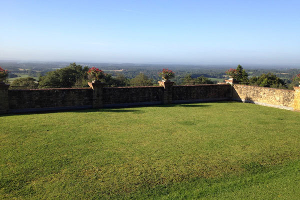 Территория Hurtwood House