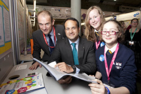 Студенты King’s Hospital School с преподавателями