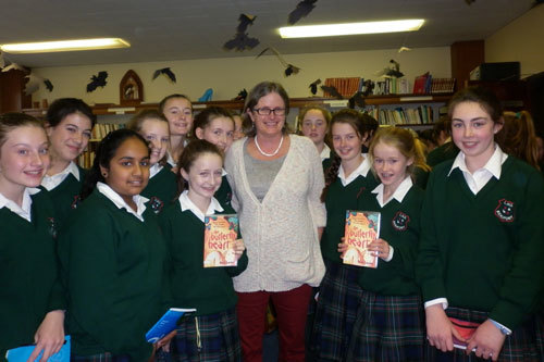 Студенты King’s Hospital School с преподавателем