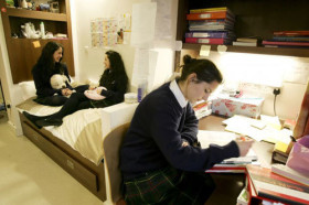 Студенты King's Hospital School в жилой комнате