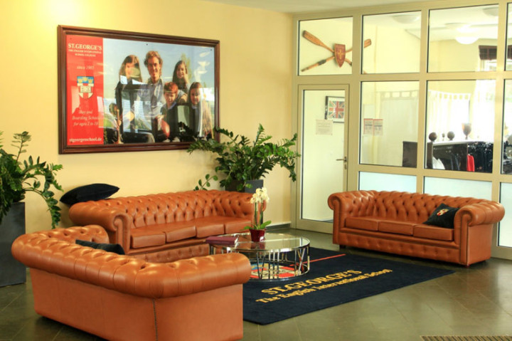 Холл в St. George's School