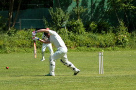 Студенты St. George's School играют в бейсбол