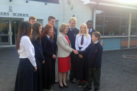 Студенты Villiers School с преподавателем