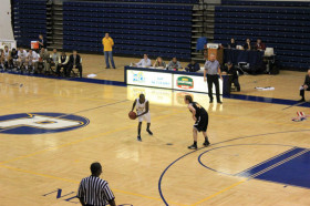 Студенты подготовительных курсов Pace University играют в баскетбол