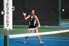 Студенты подготовительных курсов University of Central Florida играют в теннис