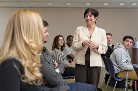 Студенты подготовительных курсов University of Massachusets Boston на занятиях