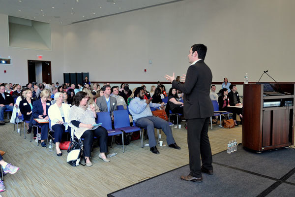 Студенты подготовительных курсов University of Massachusets Boston на занятиях