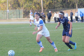 Студенты подготовительных курсов University of Massachusets Boston играют в футбол