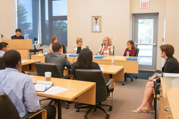 Студенты подготовительных курсов University of Massachusetts Dartmouth на занятиях