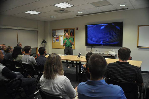 Студенты подготовительных курсов University of Massachusetts Dartmouth на занятиях