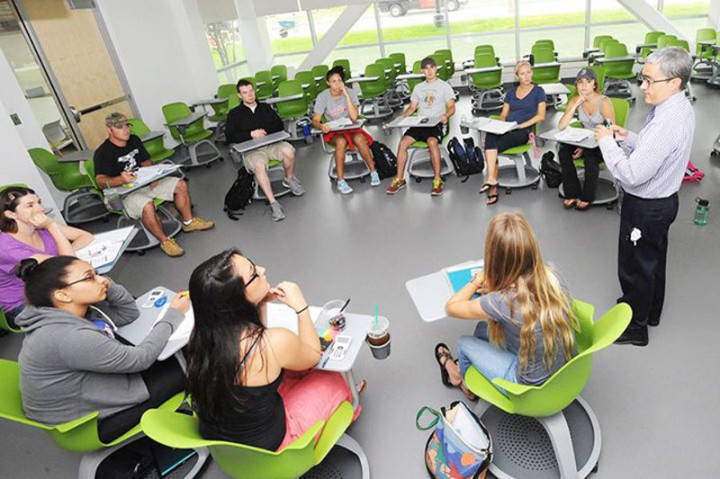 Студенты подготовительных курсов University of Massachusetts Lowell на занятиях