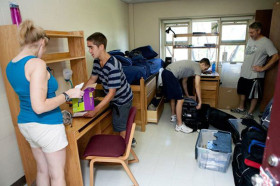 Жилая комната для студентов подготовительных курсов University of Massachusetts Lowell