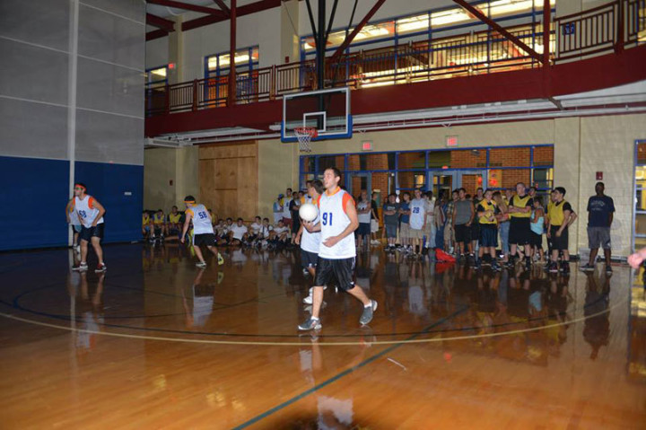 Студенты подготовительных курсов University of Massachusetts Lowell играют в баскетбол