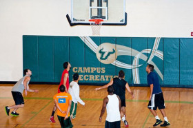 Студенты подготовительных курсов University of South Florida играют в баскетбол