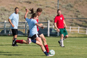 Студенты подготовительных курсов University of South Florida играют в футбол