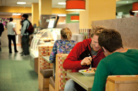 Студенты University of Vermont Foundation Program обедают