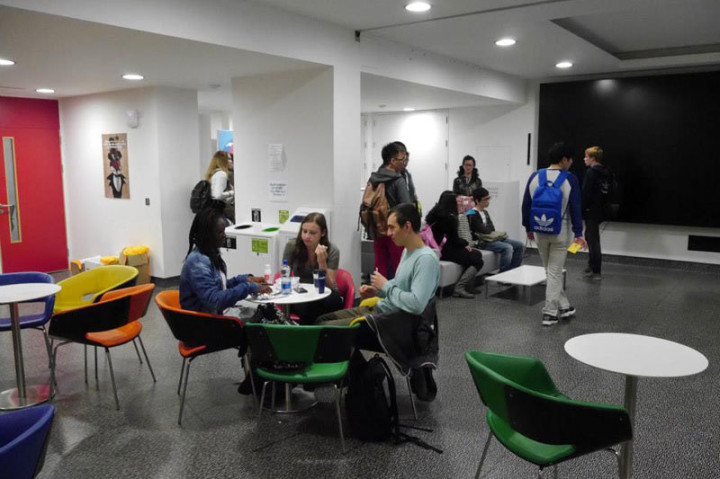 Студенты Trinity College Dublin Foundation Program обедают