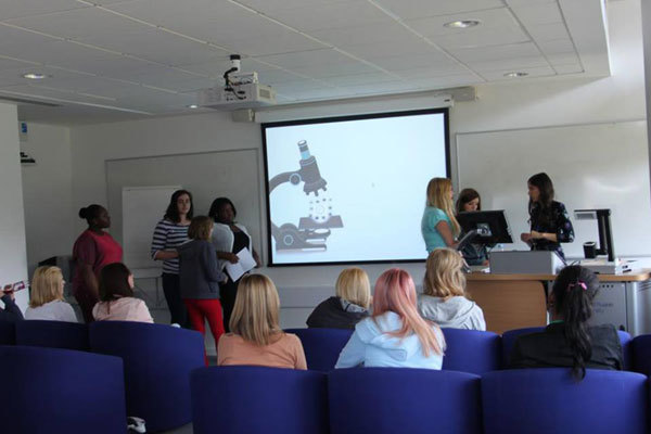 Студенты подготовительных курсов Anglia Ruskin University на занятиях