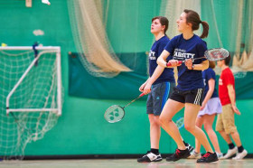 Студенты подготовительных курсов Anglia Ruskin University играют в бадминтон