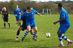 Студенты подготовительных курсов Anglia Ruskin University играют в футбол