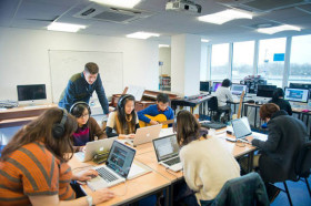 Студенты подготовительных курсов Cambridge School of Visual & Performing Arts на занятиях