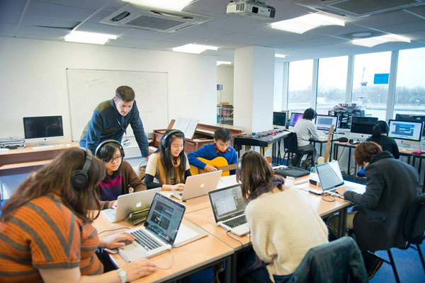 Студенты подготовительных курсов Cambridge School of Visual & Performing Arts на занятиях