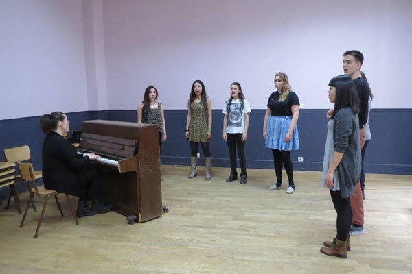 Студенты подготовительных курсов Cambridge School of Visual & Performing Arts на занятиях