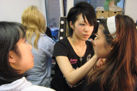 Студенты подготовительных курсов Cambridge School of Visual & Performing Arts учатся делать макияж