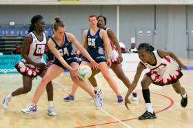 Студенты подготовительных курсов Edinburgh Napier University играют в баскетбол