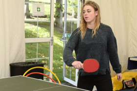 Студенты подготовительных курсов Edinburgh Napier University играют в настольный теннис