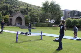 Студенты подготовительных курсов Edinburgh Napier University играют в теннис