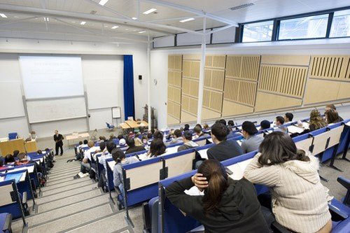 Студенты подготовительной программы Kingston University на занятиях