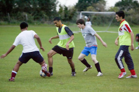 Студенты подготовительной программы Kingston University играют в футбол