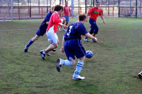 Студенты подготовительной программы MLS International College играют в футбол