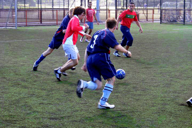 Студенты подготовительной программы MLS International College играют в футбол